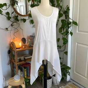 🦢🤍Flowy Asymmetric White Tunic Tank🕊️🐇